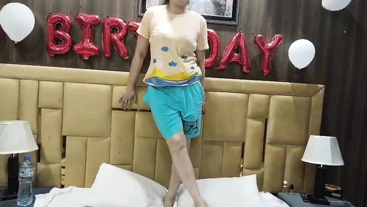 Desi Bhabhi Dominates Dick in Amazon Position - Hot Pakistani Sex